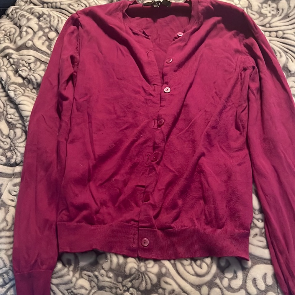 Pretty sweater in between purple and pink, only worn once of twice, washed!!